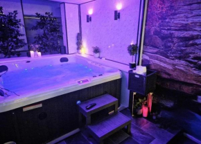 Luxury 9ine SUPER BEAUTIFUL JACUZZI APARTMENT WITH BALCONY